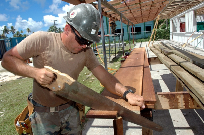 charpentier-CARROS-min_worker_construction_building_carpenter_male_job_build_helmet-893290